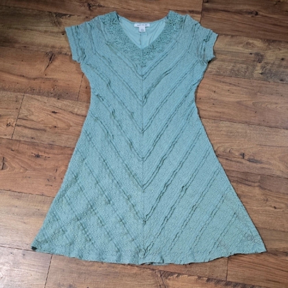Elegant Lace V-Neck Dress in Soft Green